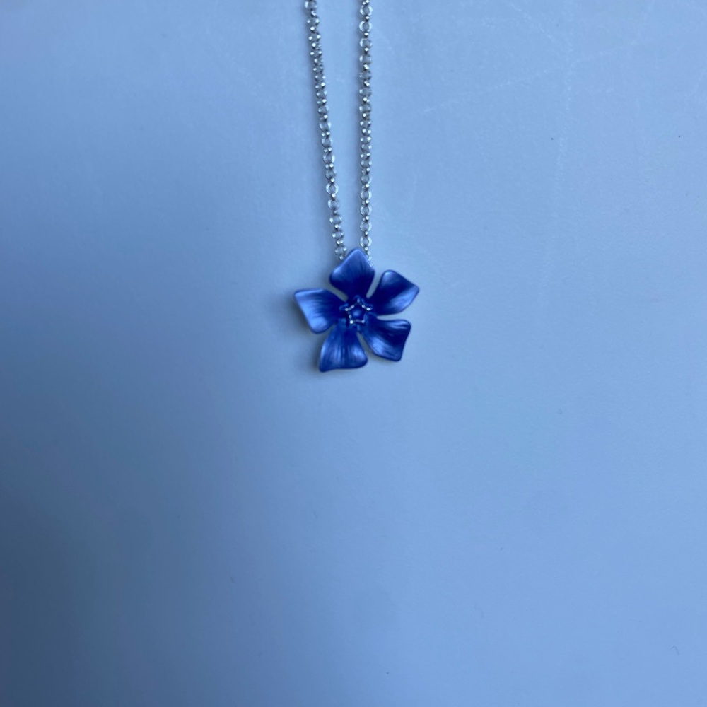 Elegant Blue Flower Pendant Necklace